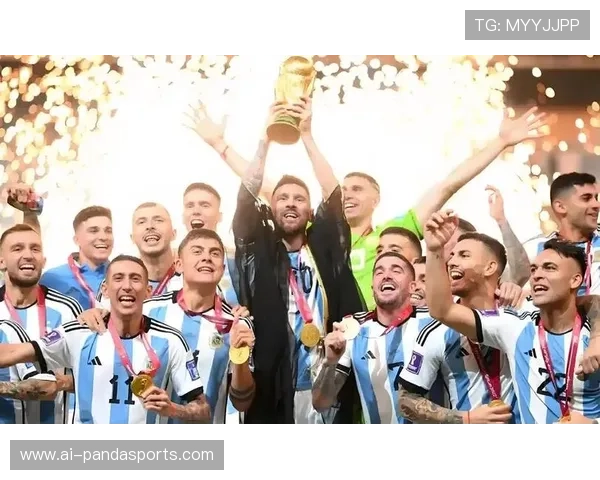 足球巨星的荣耀与成就揭秘：从梅西到C罗，他们如何征服世界